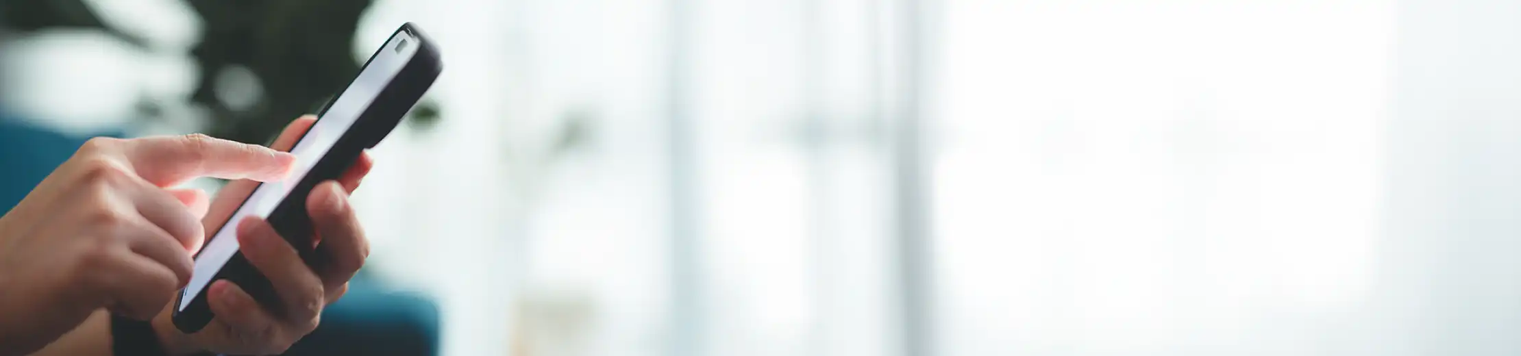 スマホをタップする様子